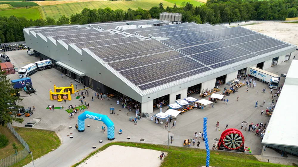 Vazdušni pogled na fabriku AGRU Pogon 6 sa solarnim panelima na krovu i mnoštvom posetilaca na Danu zaposlenih