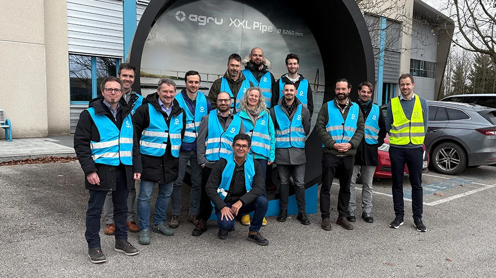Grupa zaposlenih u zaštitnim prslucima ispred AGRU XXL cevi prečnika 3260 mm